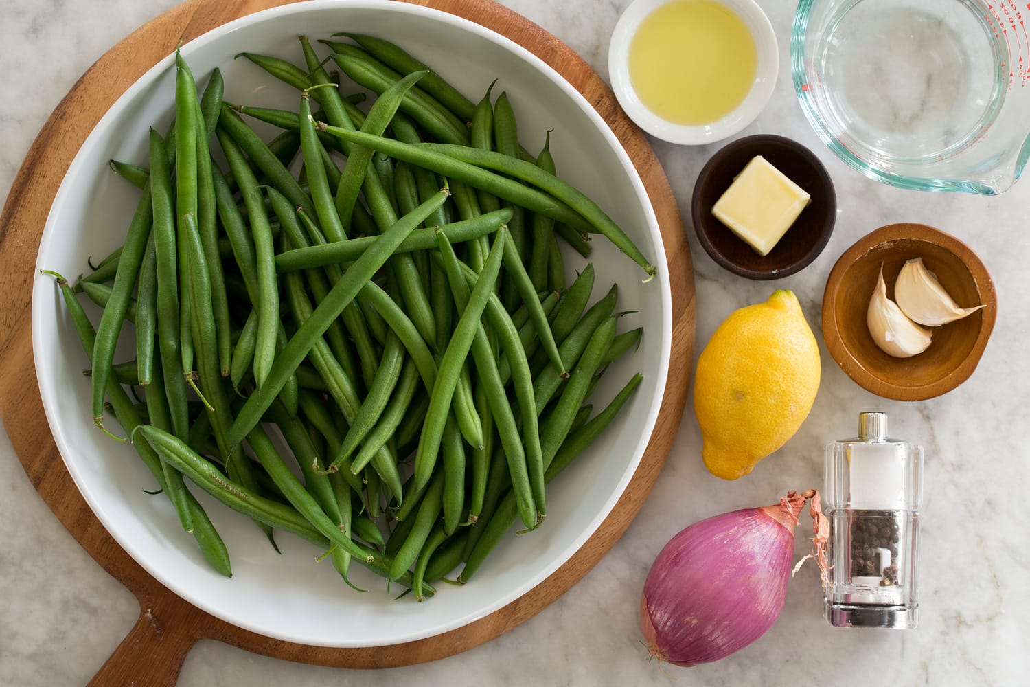 Ingredients needed to make sauteed green beans.